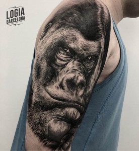 tatuaje_hombro_gorila_Logia_Barcelona_Jas